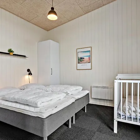 4 Bedroom Beautiful In بيت للعطل