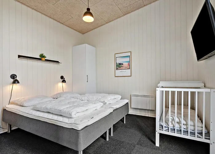 4 Bedroom Beautiful In بيت للعطل